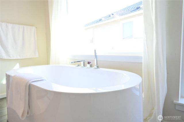 16327 25th St E, Lake Tapps, WA 98391