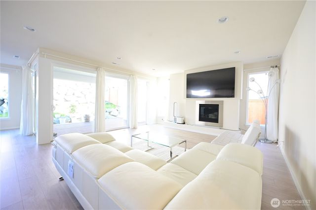 16327 25th St E, Lake Tapps, WA 98391