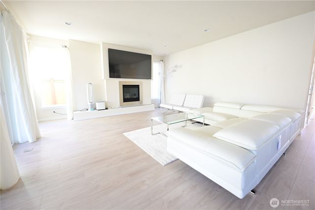 16327 25th St E, Lake Tapps, WA 98391