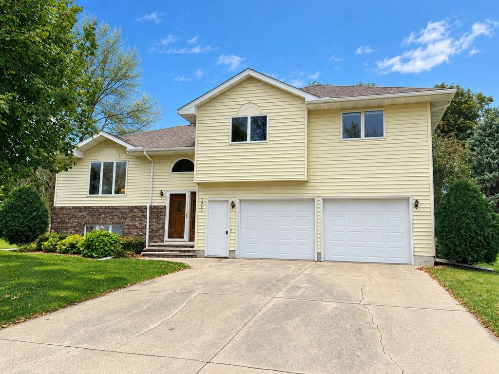 1540 Falcon Drive, Fairmont, MN 56031 — exterior