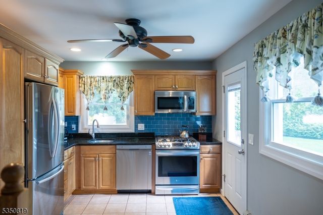 4 Park Ln, Andover Twp., NJ 07860