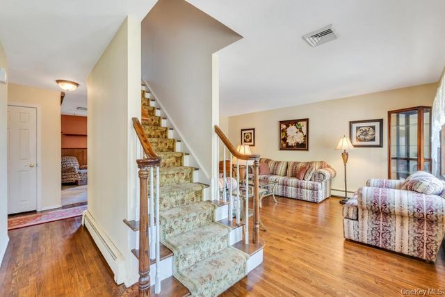 100 E Melrose Street, Valley Stream, NY 11580