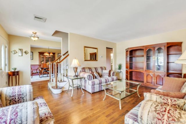 100 E Melrose Street, Valley Stream, NY 11580