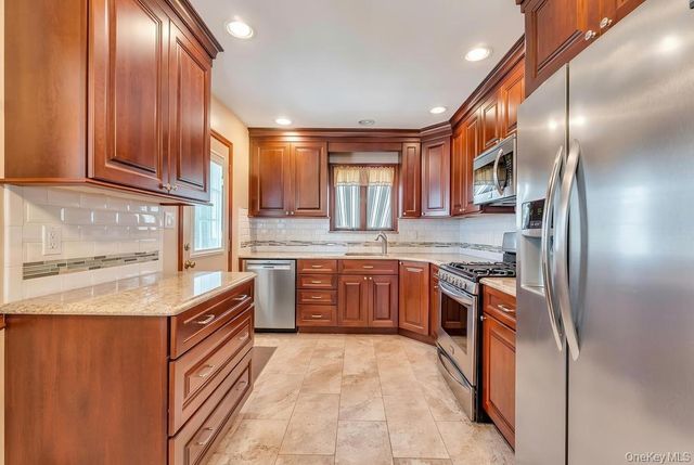 100 E Melrose Street, Valley Stream, NY 11580