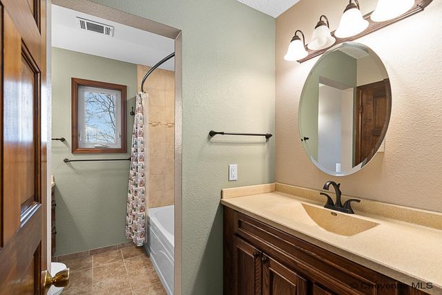 5417 GATEWAY DR, Cheyenne, WY 82009