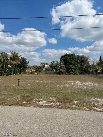 2211 Safe Harbour CT, Alva, FL 33920