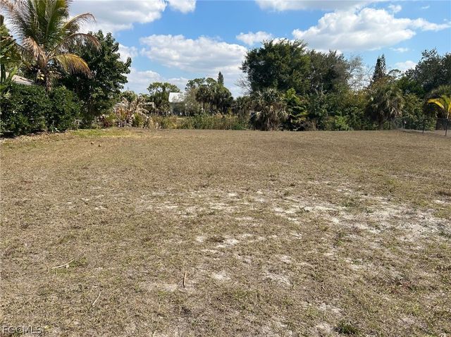 2211 Safe Harbour CT, Alva, FL 33920