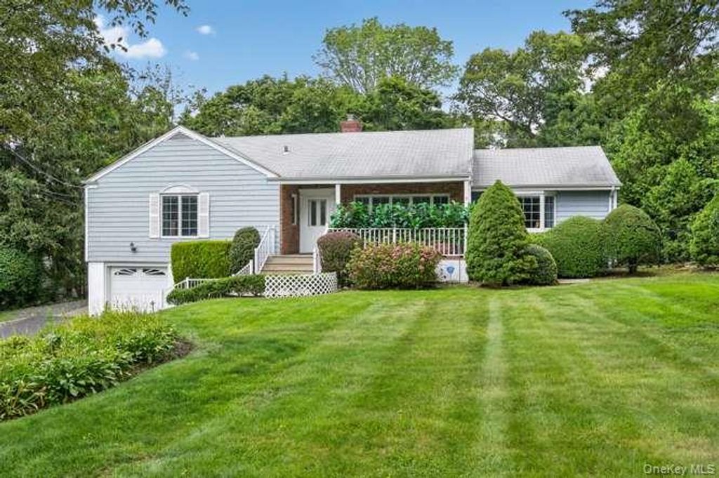 4 Woodleaf Court, Cold Spring Harbor, NY 11724 — exterior