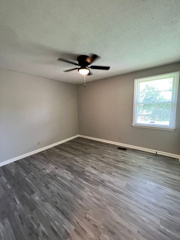 802 Knox Ln, Clarksville, TN 37042