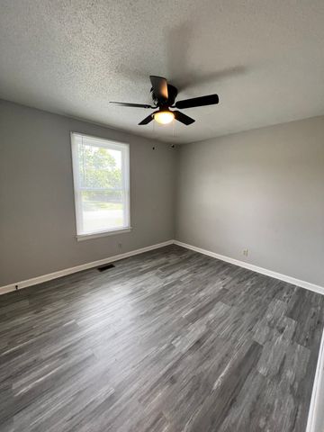 802 Knox Ln, Clarksville, TN 37042