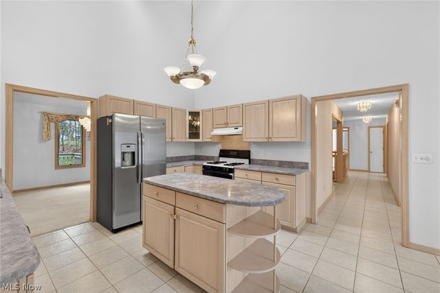 6284 S Applecross Road, Highland Heights, OH 44143