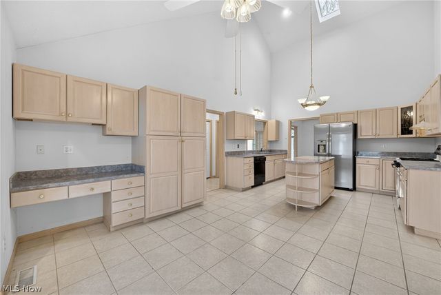 6284 S Applecross Road, Highland Heights, OH 44143