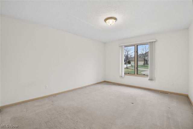 6284 S Applecross Road, Highland Heights, OH 44143