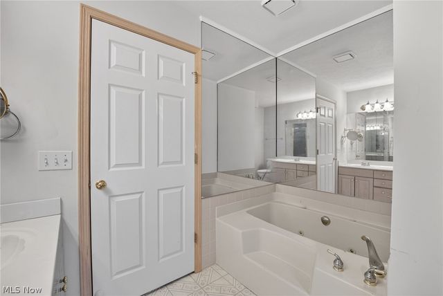 6284 S Applecross Road, Highland Heights, OH 44143