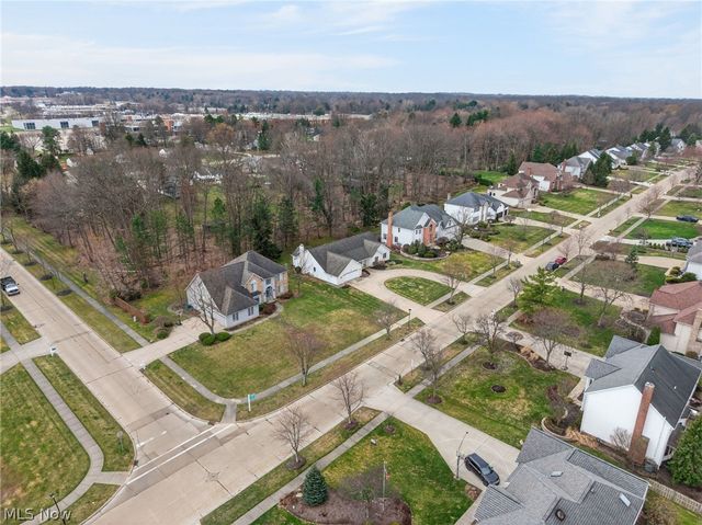 6284 S Applecross Road, Highland Heights, OH 44143