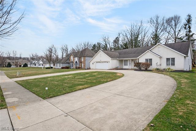 6284 S Applecross Road, Highland Heights, OH 44143