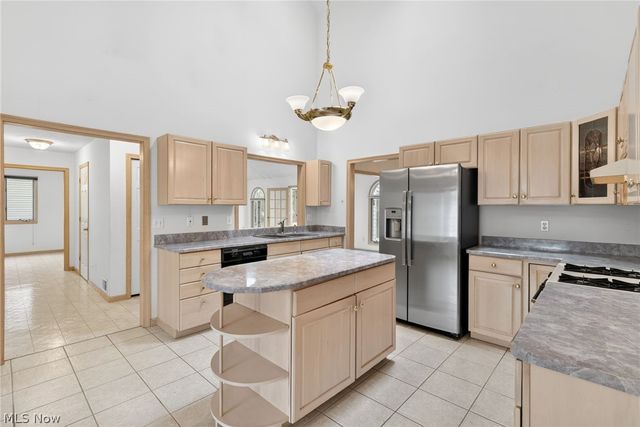 6284 S Applecross Road, Highland Heights, OH 44143