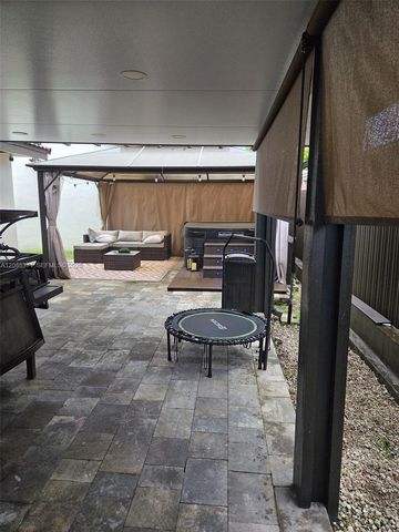 9085 NW 117th Street, Hialeah Gardens, FL 33018