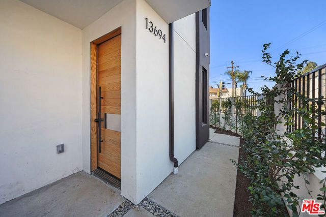 13692 Erwin Street, Van Nuys (los Angeles), CA 91401