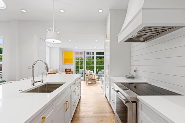 142 Peruvian Avenue 1020, Palm Beach, FL 33480