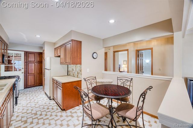 35631 Heritage Lane, Farmington, MI 48335