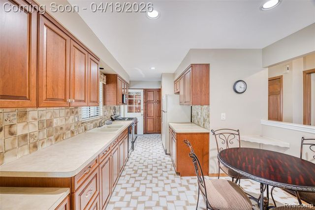 35631 Heritage Lane, Farmington, MI 48335
