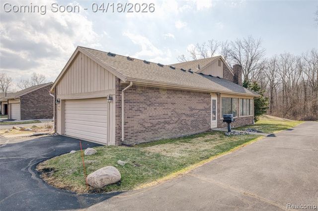 35631 Heritage Lane, Farmington, MI 48335