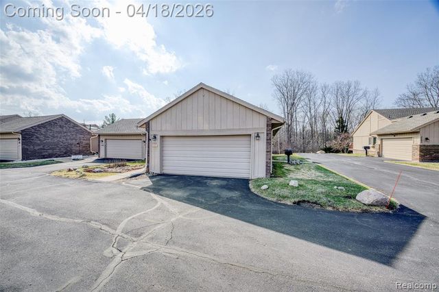 35631 Heritage Lane, Farmington, MI 48335