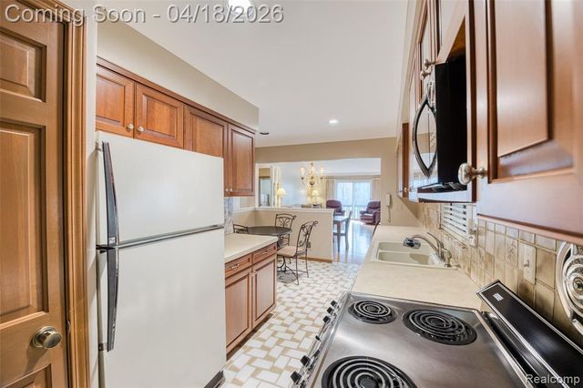 35631 Heritage Lane, Farmington, MI 48335