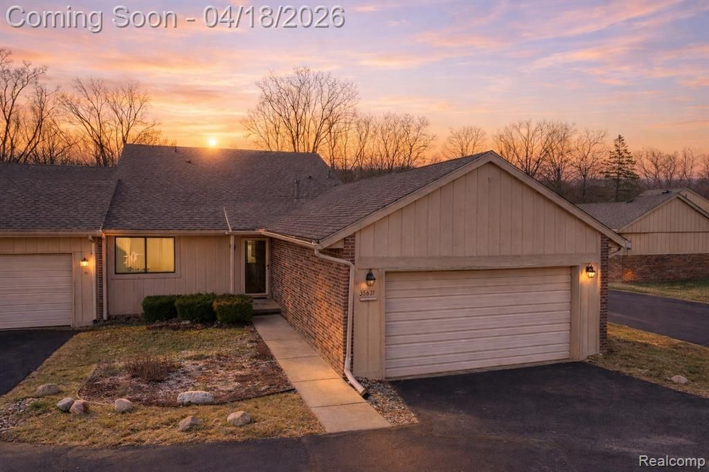 35631 Heritage Lane, Farmington, MI 48335