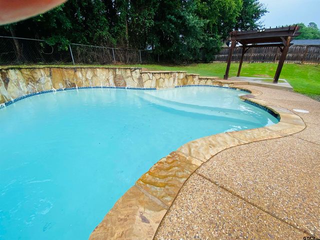 404 W Briar Court, Overton, TX 75684