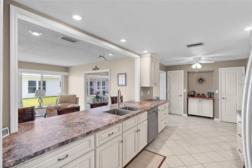 Image 16 of property listing at 9130 34TH WAY N 6, Pinellas Park, FL 33782