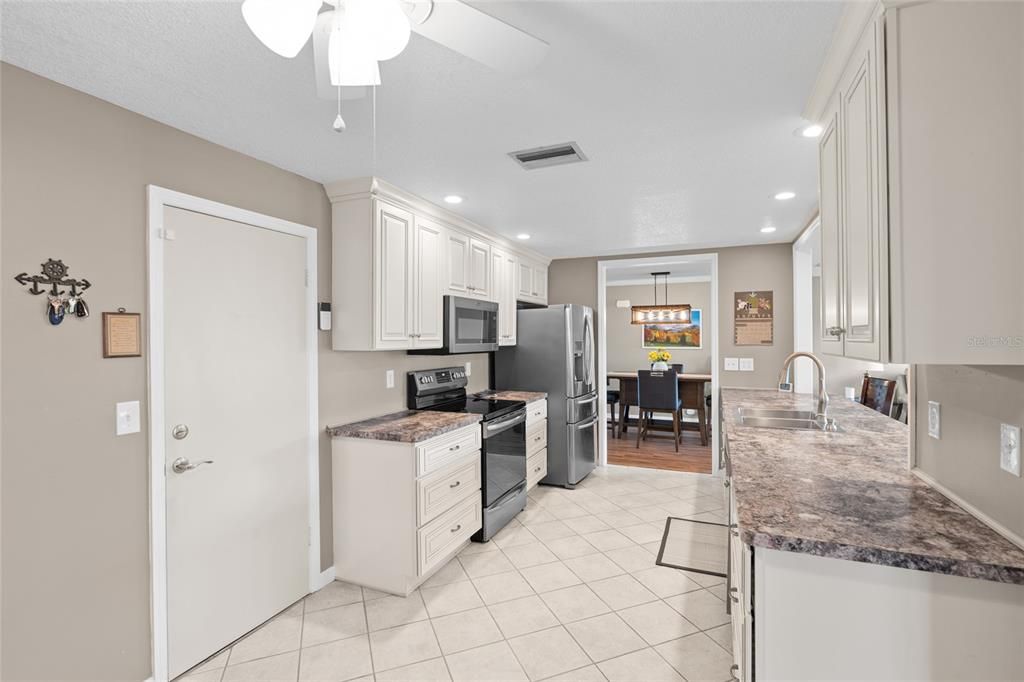 Image 17 of property listing at 9130 34TH WAY N 6, Pinellas Park, FL 33782