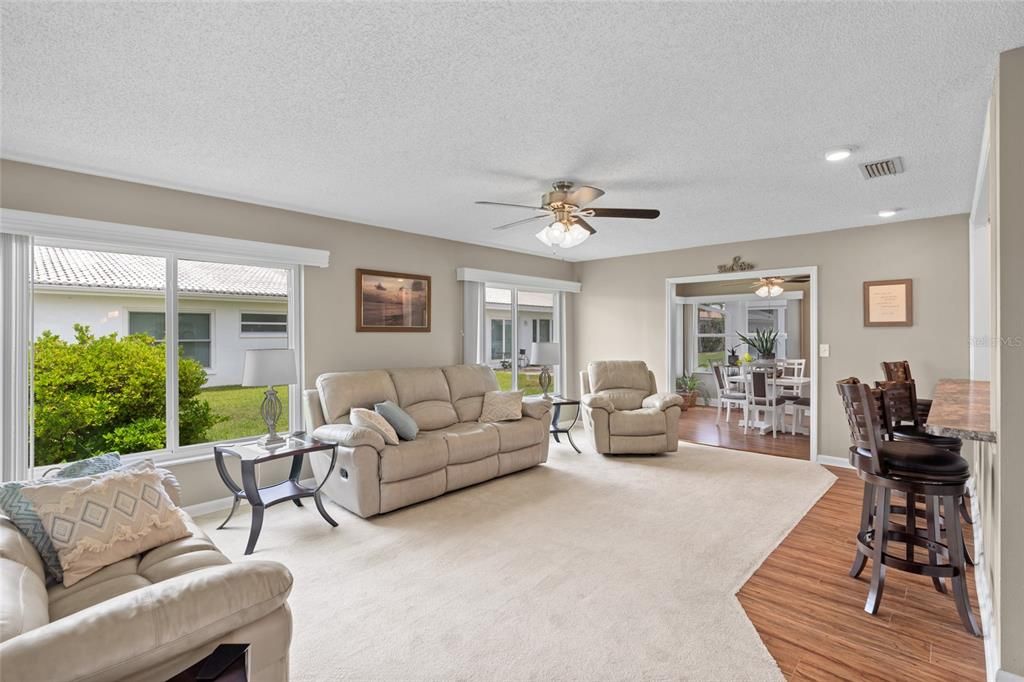 Image 9 of property listing at 9130 34TH WAY N 6, Pinellas Park, FL 33782