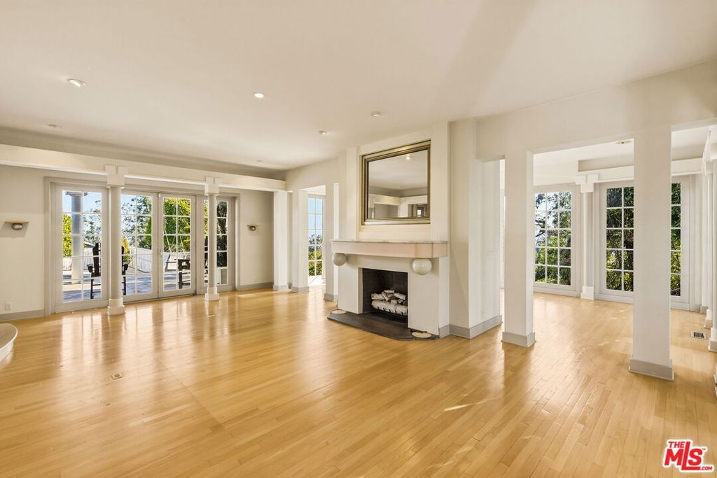 Image 10 of property listing at 1350 Belfast Drive, Los Angeles, CA 90069