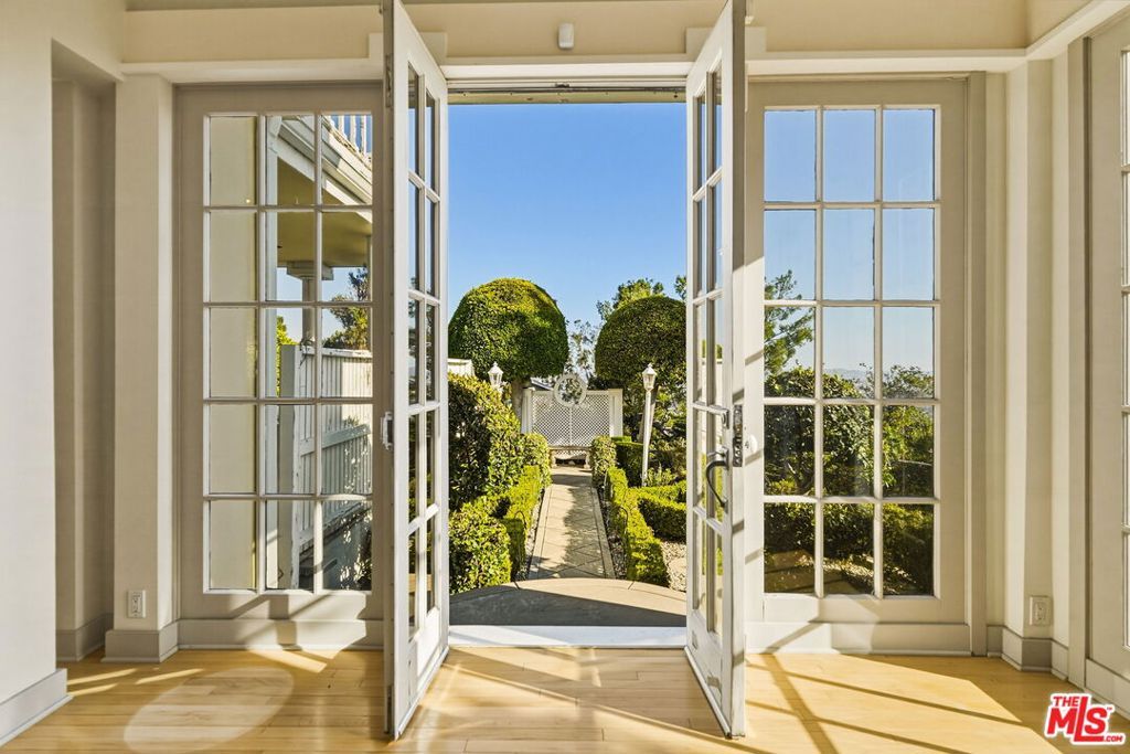 Image 11 of property listing at 1350 Belfast Drive, Los Angeles, CA 90069