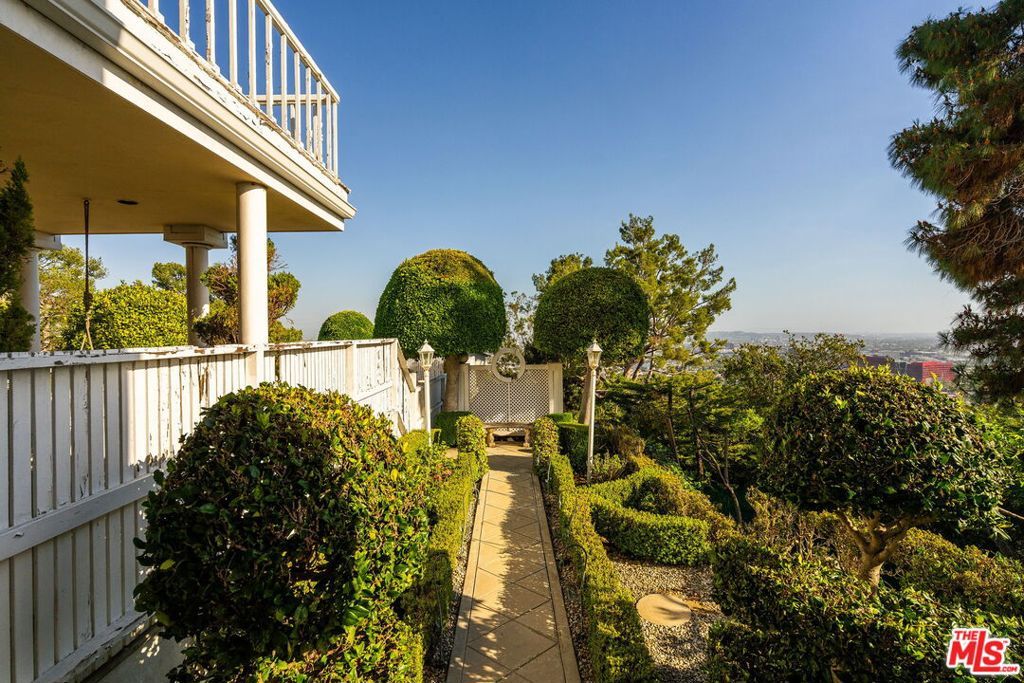 Image 12 of property listing at 1350 Belfast Drive, Los Angeles, CA 90069