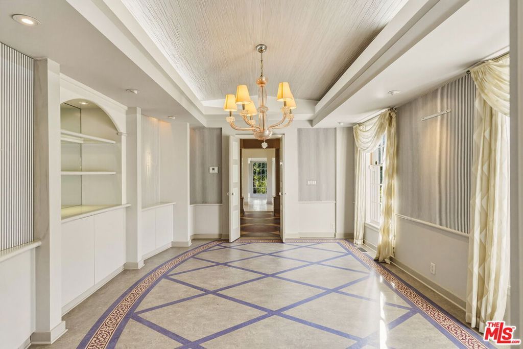 Image 13 of property listing at 1350 Belfast Drive, Los Angeles, CA 90069