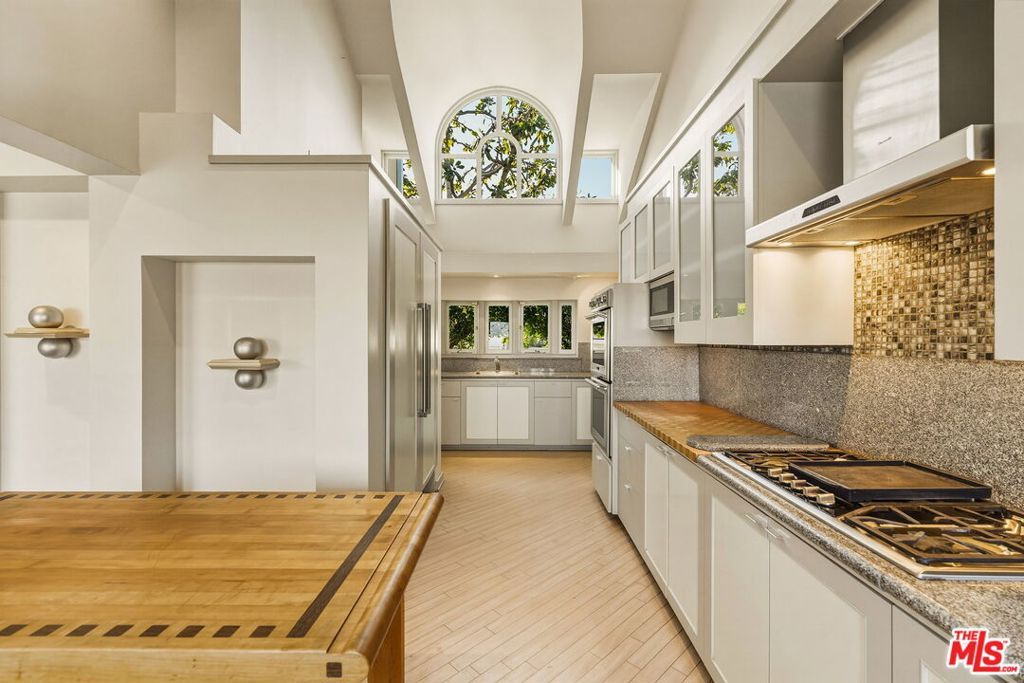 Image 15 of property listing at 1350 Belfast Drive, Los Angeles, CA 90069