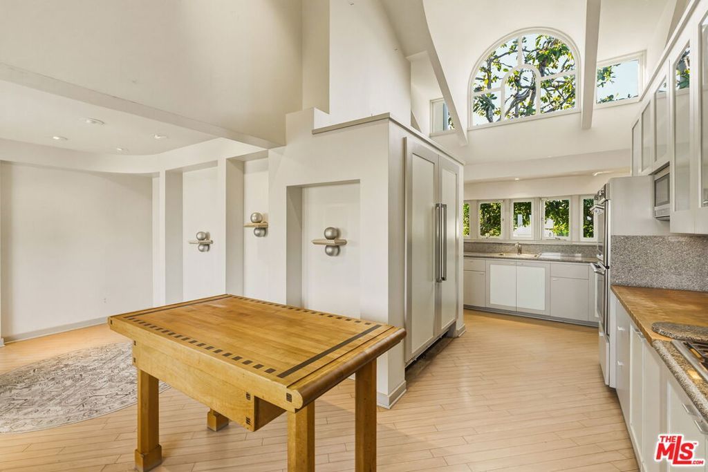 Image 16 of property listing at 1350 Belfast Drive, Los Angeles, CA 90069