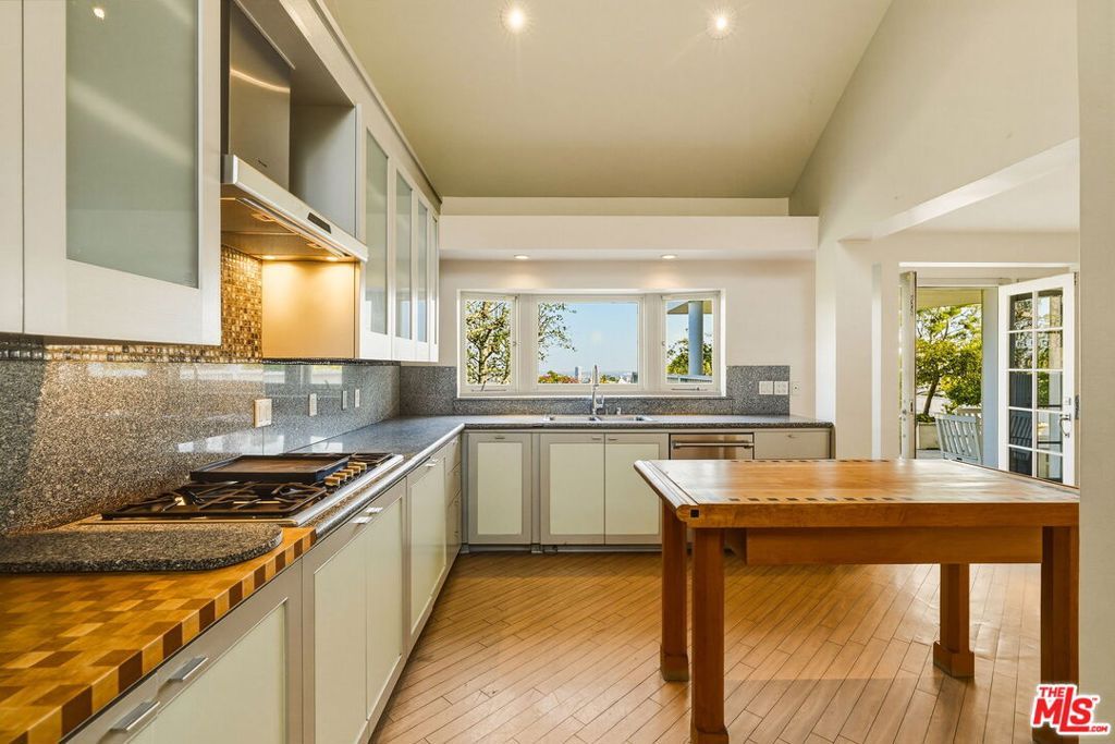 Image 17 of property listing at 1350 Belfast Drive, Los Angeles, CA 90069