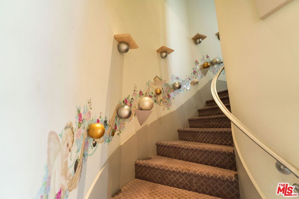 Image 18 of property listing at 1350 Belfast Drive, Los Angeles, CA 90069