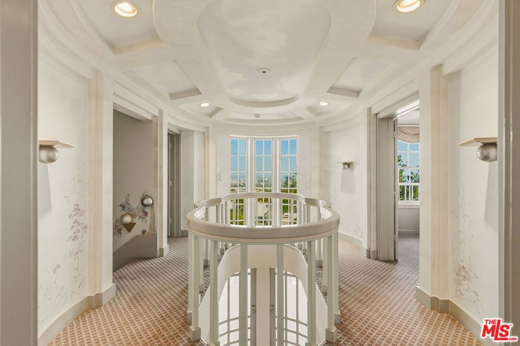 Image 19 of property listing at 1350 Belfast Drive, Los Angeles, CA 90069