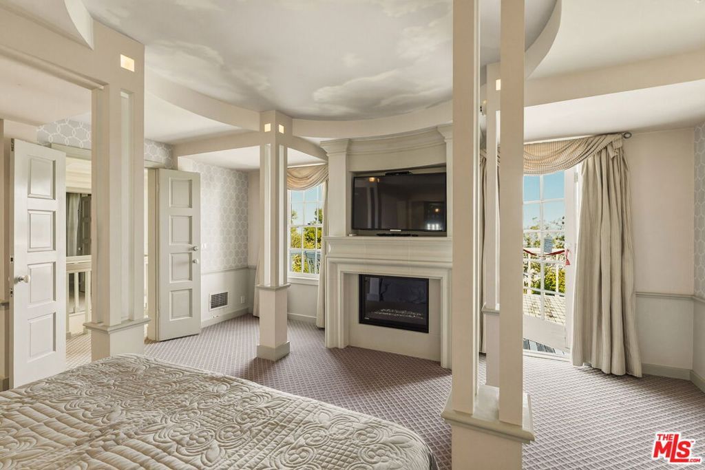 Image 20 of property listing at 1350 Belfast Drive, Los Angeles, CA 90069