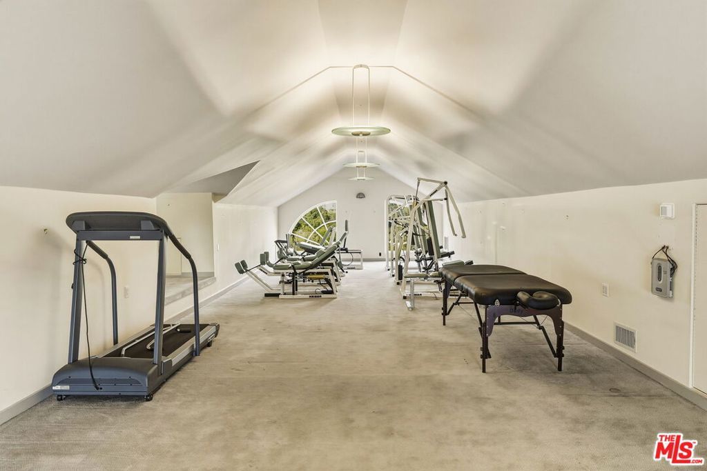 Image 24 of property listing at 1350 Belfast Drive, Los Angeles, CA 90069