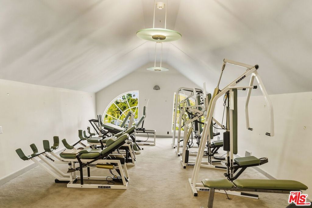 Image 25 of property listing at 1350 Belfast Drive, Los Angeles, CA 90069