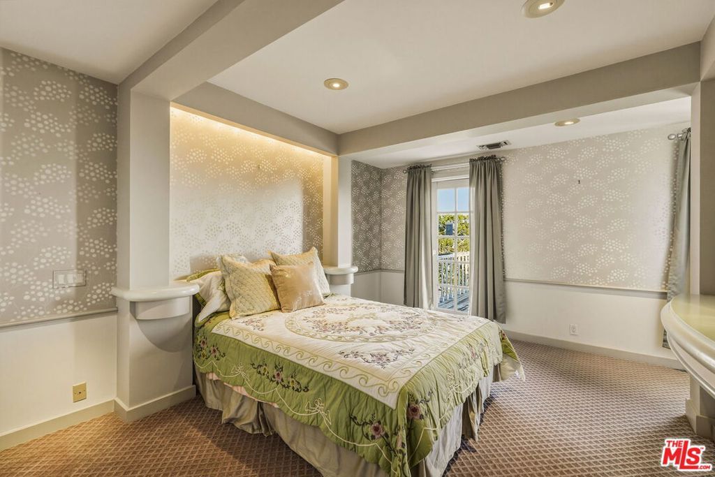 Image 26 of property listing at 1350 Belfast Drive, Los Angeles, CA 90069