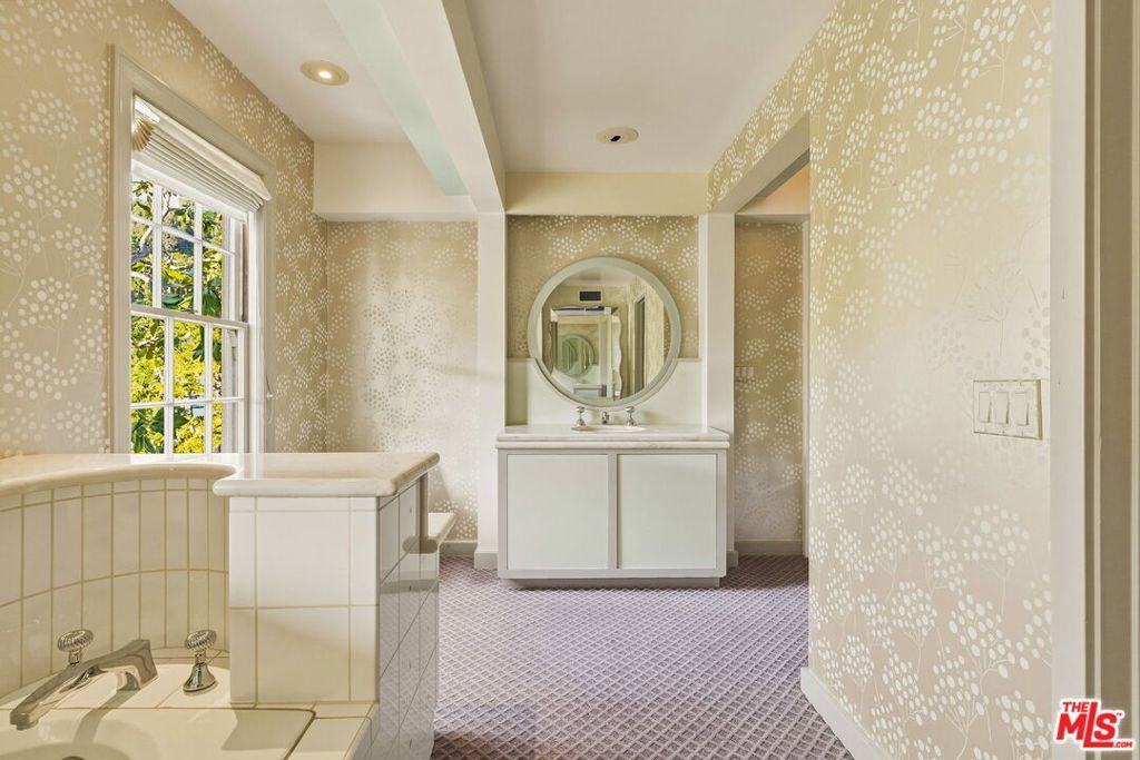 Image 27 of property listing at 1350 Belfast Drive, Los Angeles, CA 90069