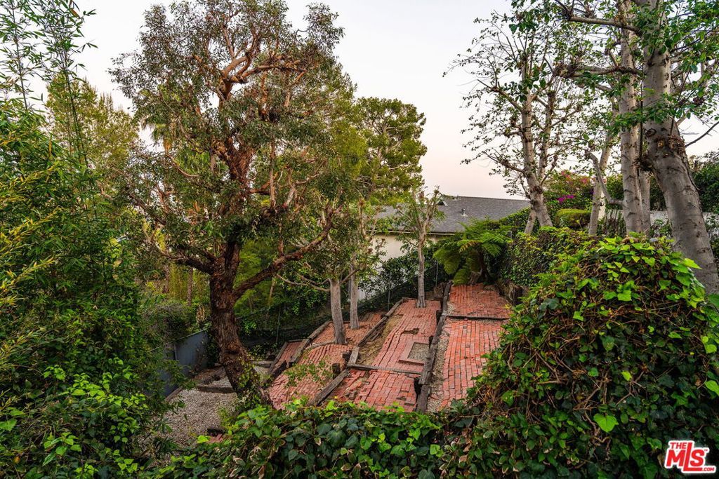 Image 36 of property listing at 1350 Belfast Drive, Los Angeles, CA 90069