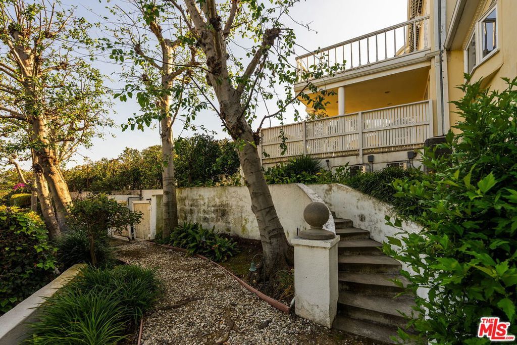 Image 37 of property listing at 1350 Belfast Drive, Los Angeles, CA 90069